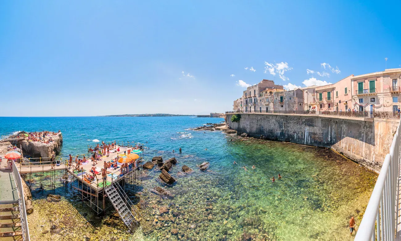 Pessoa em camelo no deserto