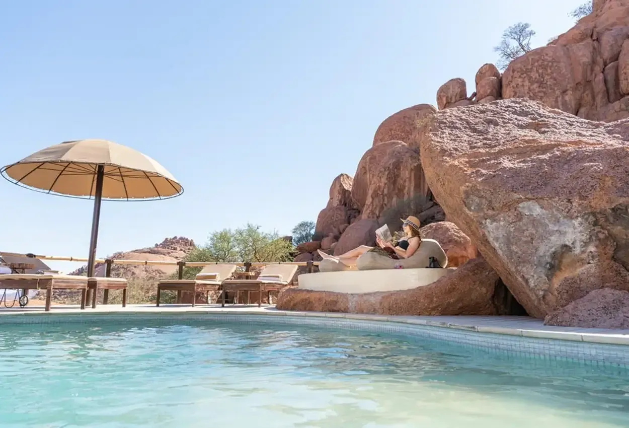 Pessoa em camelo no deserto