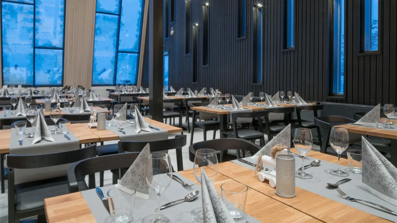 Pessoa em camelo no deserto