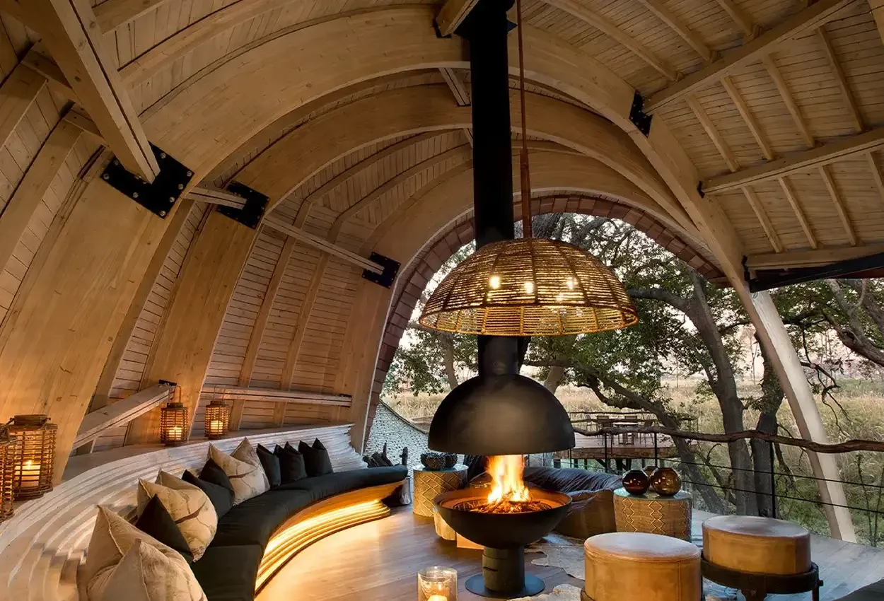 Pessoa em camelo no deserto