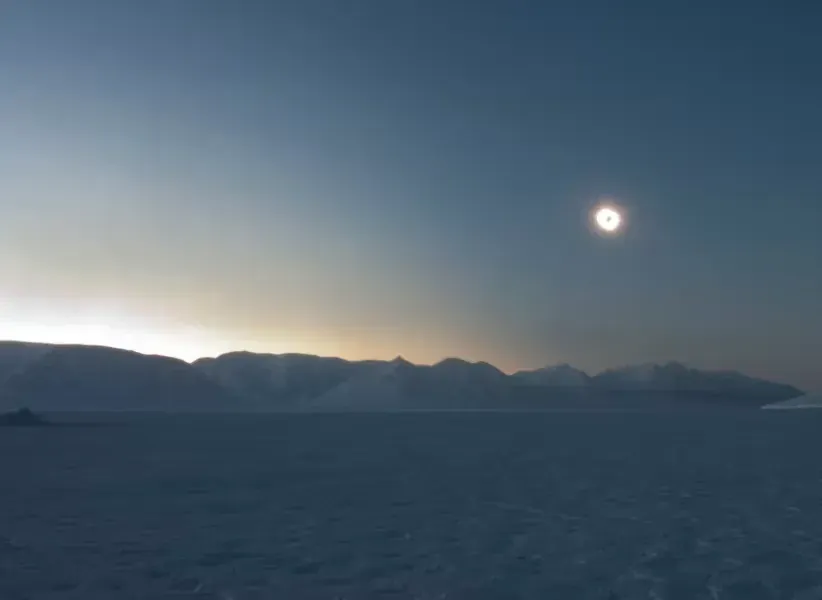 Pessoa em camelo no deserto