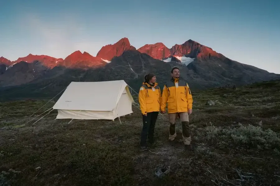 Pessoa em camelo no deserto
