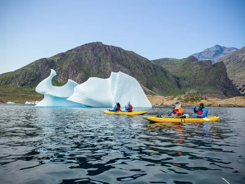 Pessoa em camelo no deserto