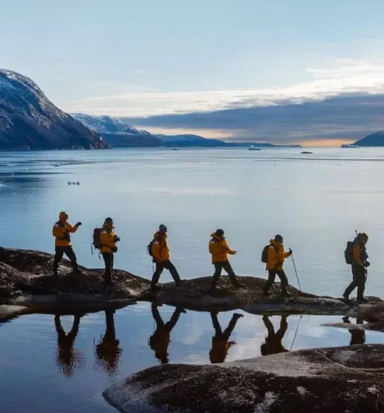 Pessoa em camelo no deserto