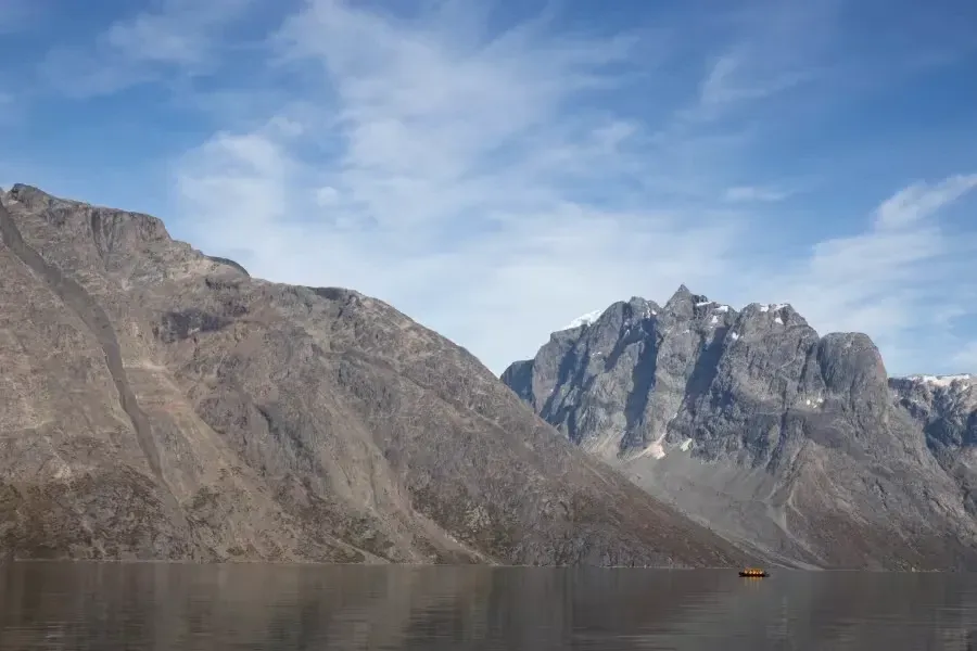 Pessoa em camelo no deserto
