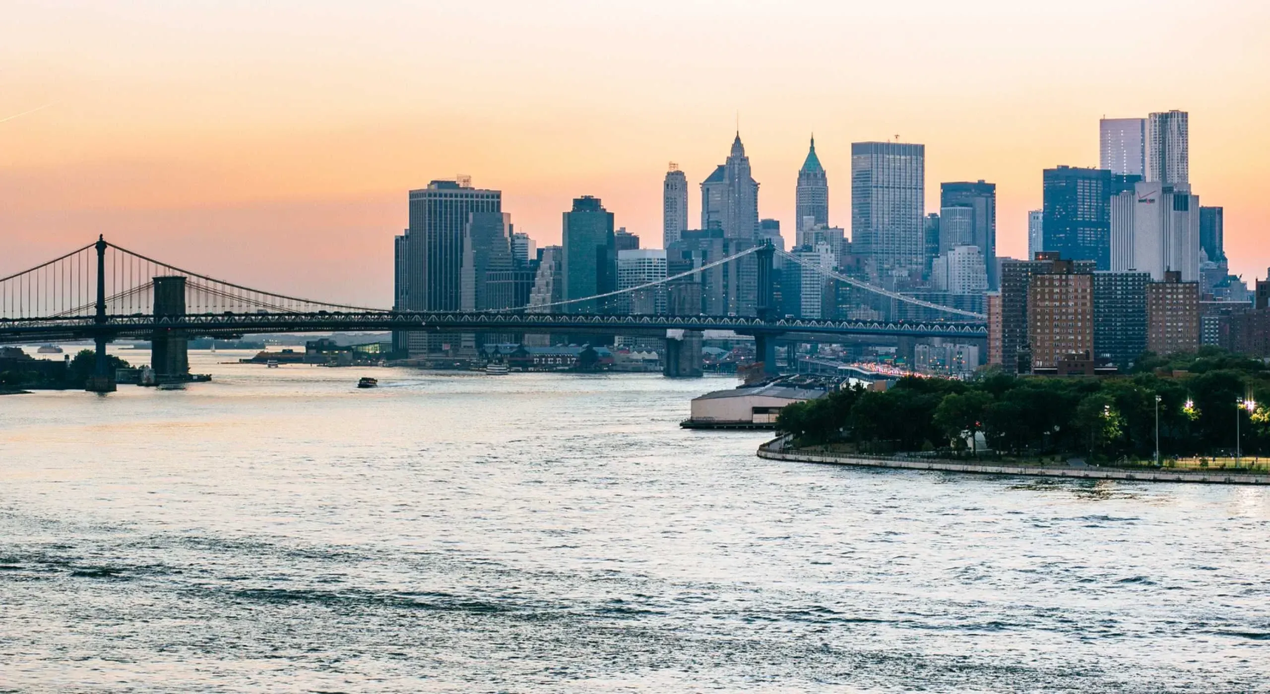 Pessoa em camelo no deserto