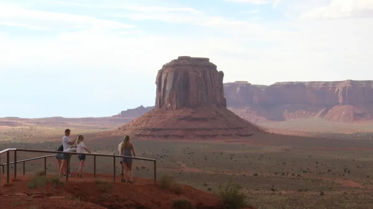 Pessoa em camelo no deserto