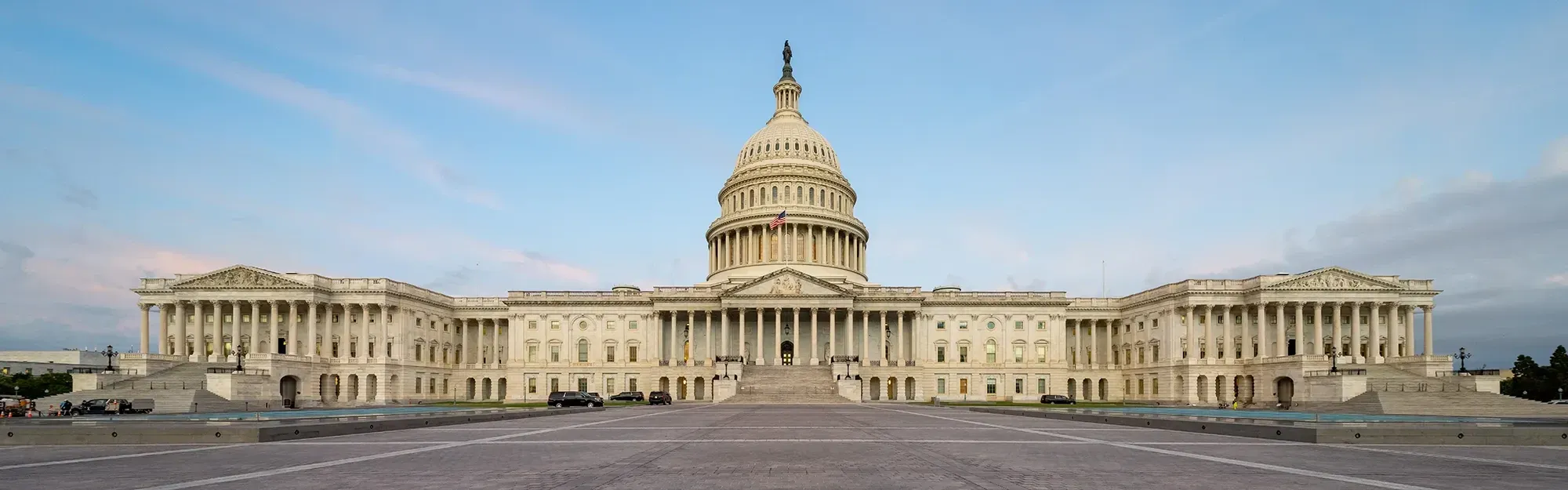 Pessoa em camelo no deserto