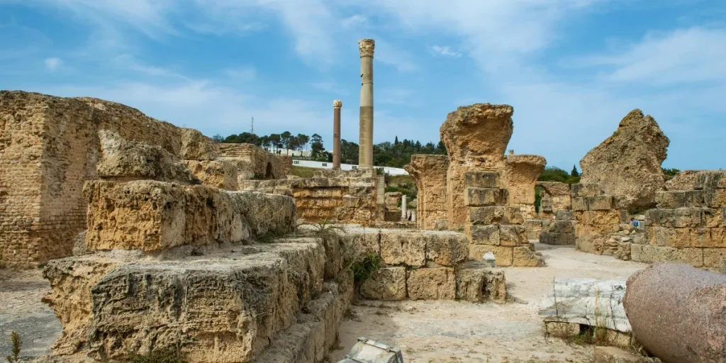 Pessoa em camelo no deserto