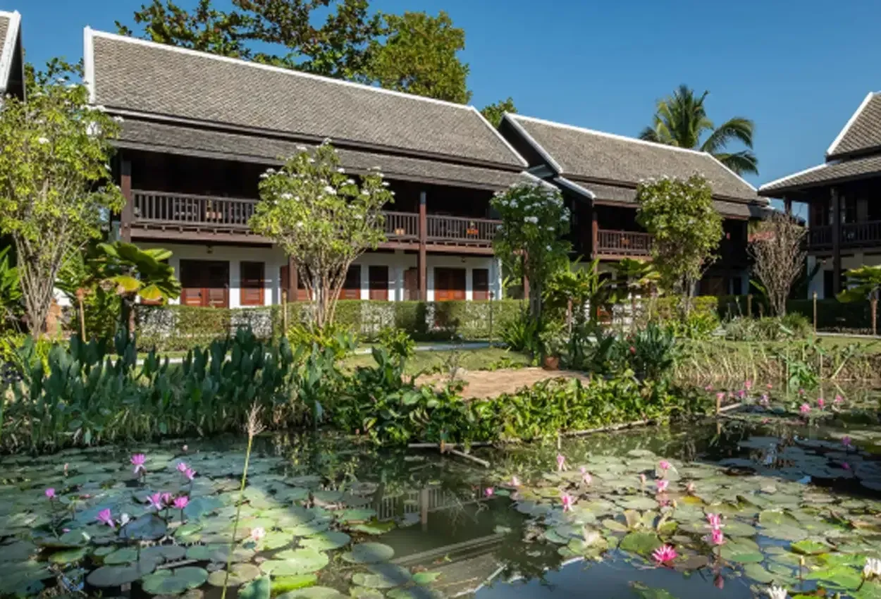 Pessoa em camelo no deserto