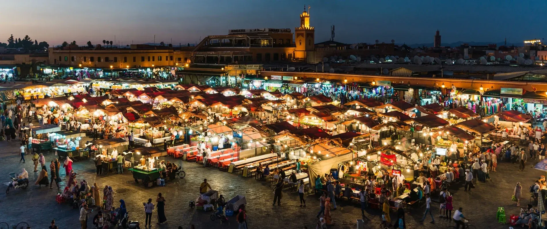 Pessoa em camelo no deserto