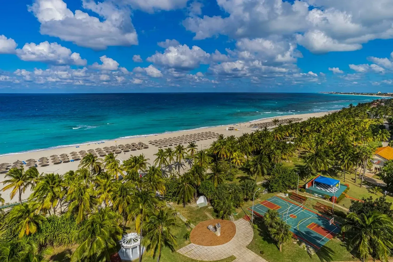 Pessoa em camelo no deserto