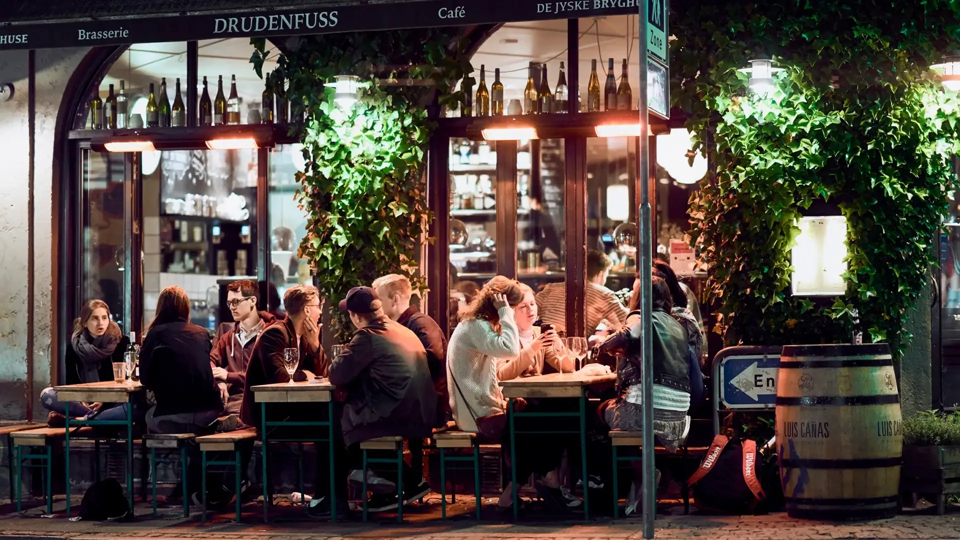 Pessoa em camelo no deserto