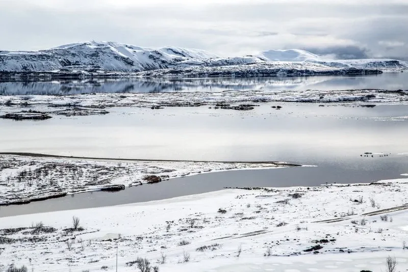 Pessoa em camelo no deserto