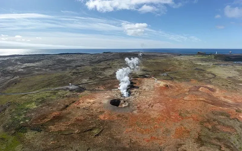 Pessoa em camelo no deserto
