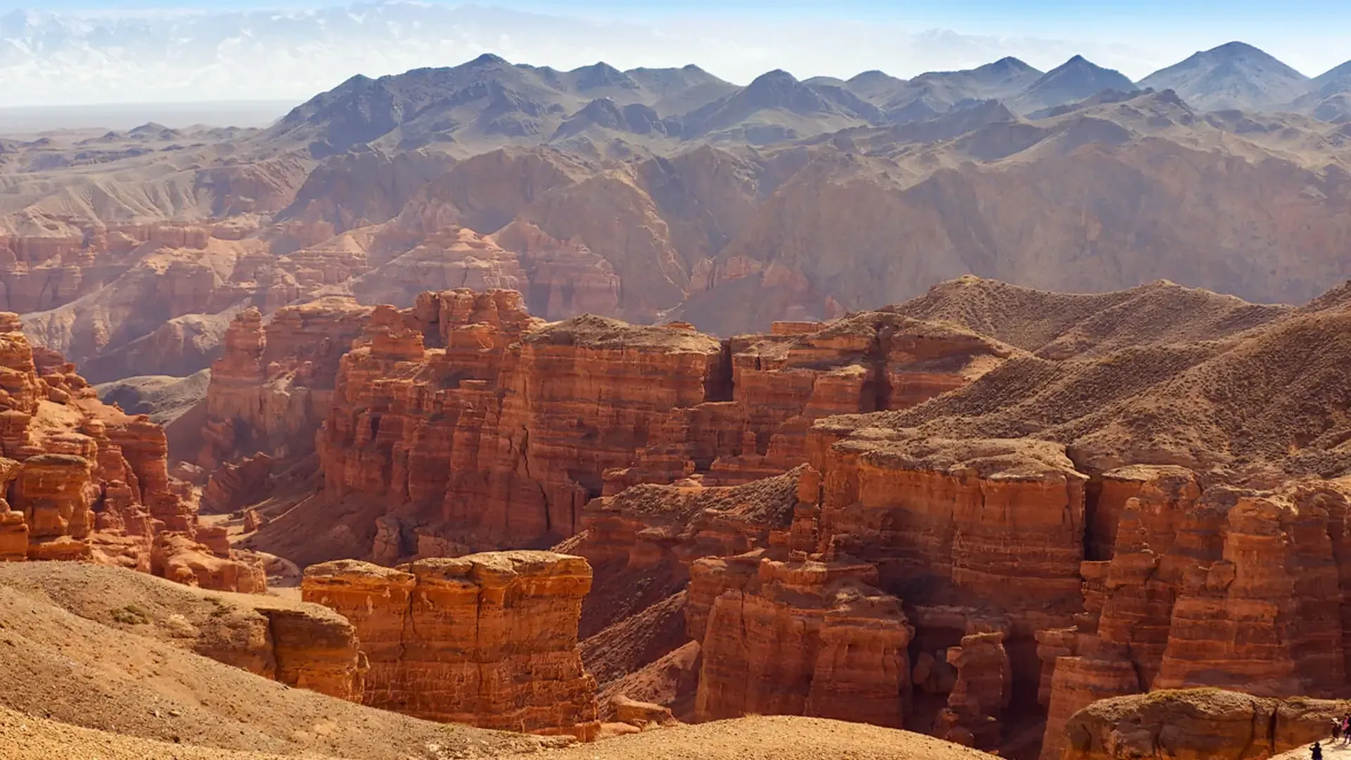 Pessoa em camelo no deserto