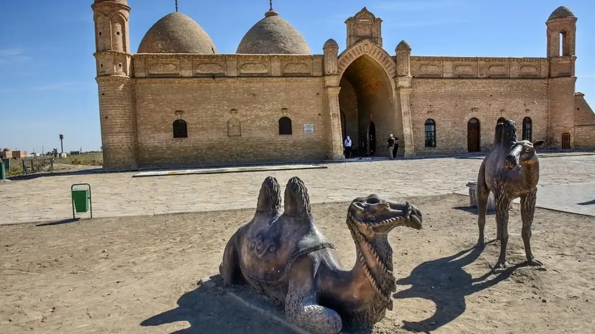 Pessoa em camelo no deserto