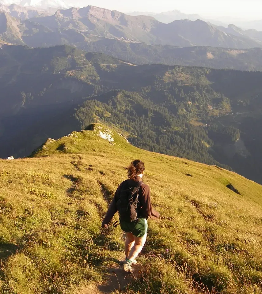 Pessoa em camelo no deserto