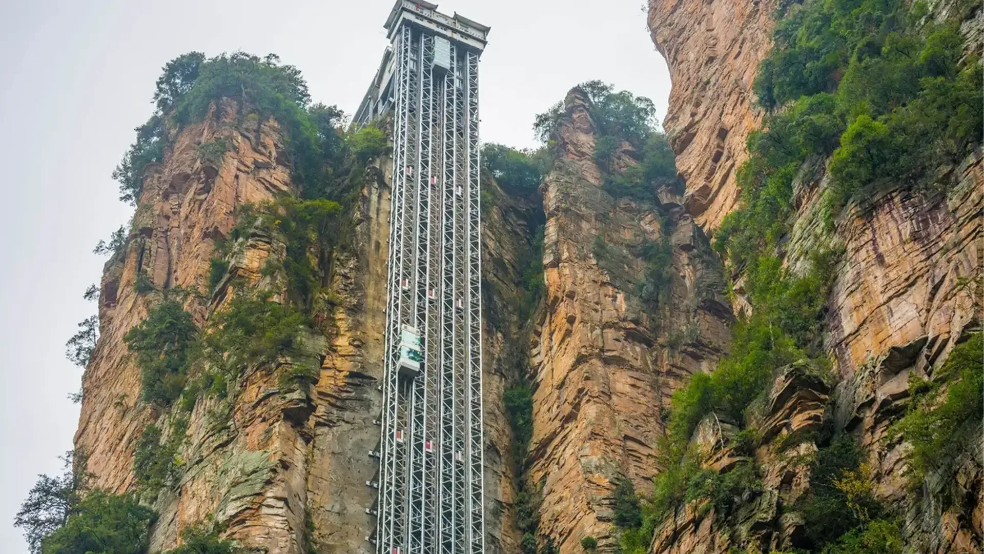 Pessoa em camelo no deserto