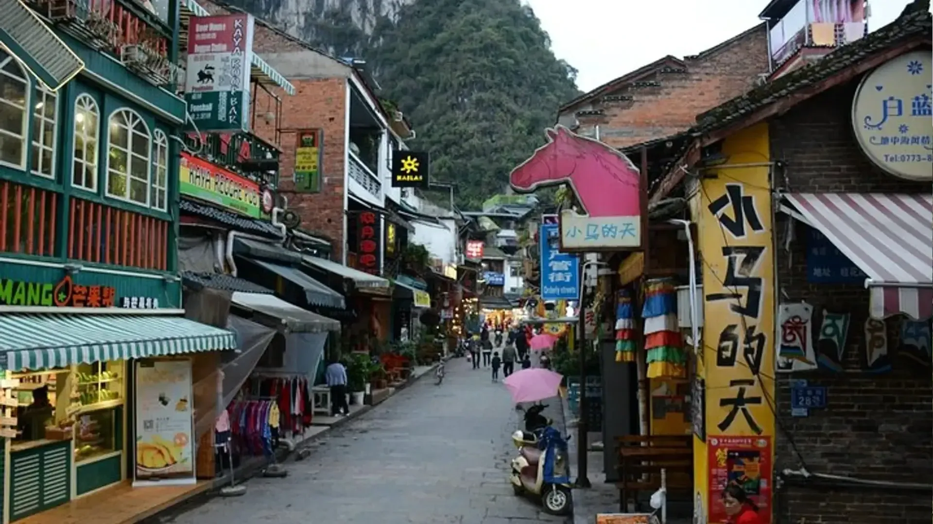 Pessoa em camelo no deserto