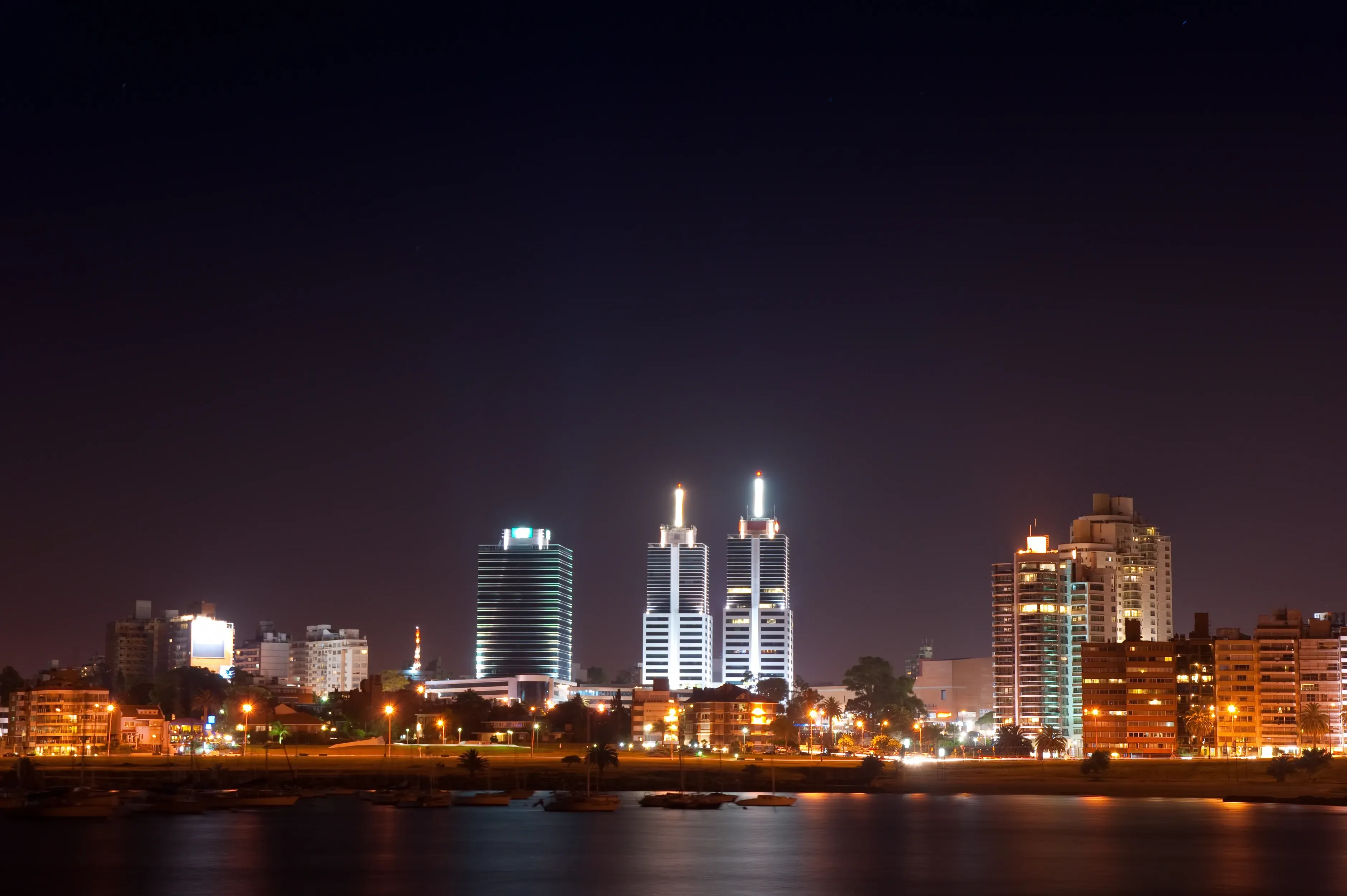 Pessoa em camelo no deserto
