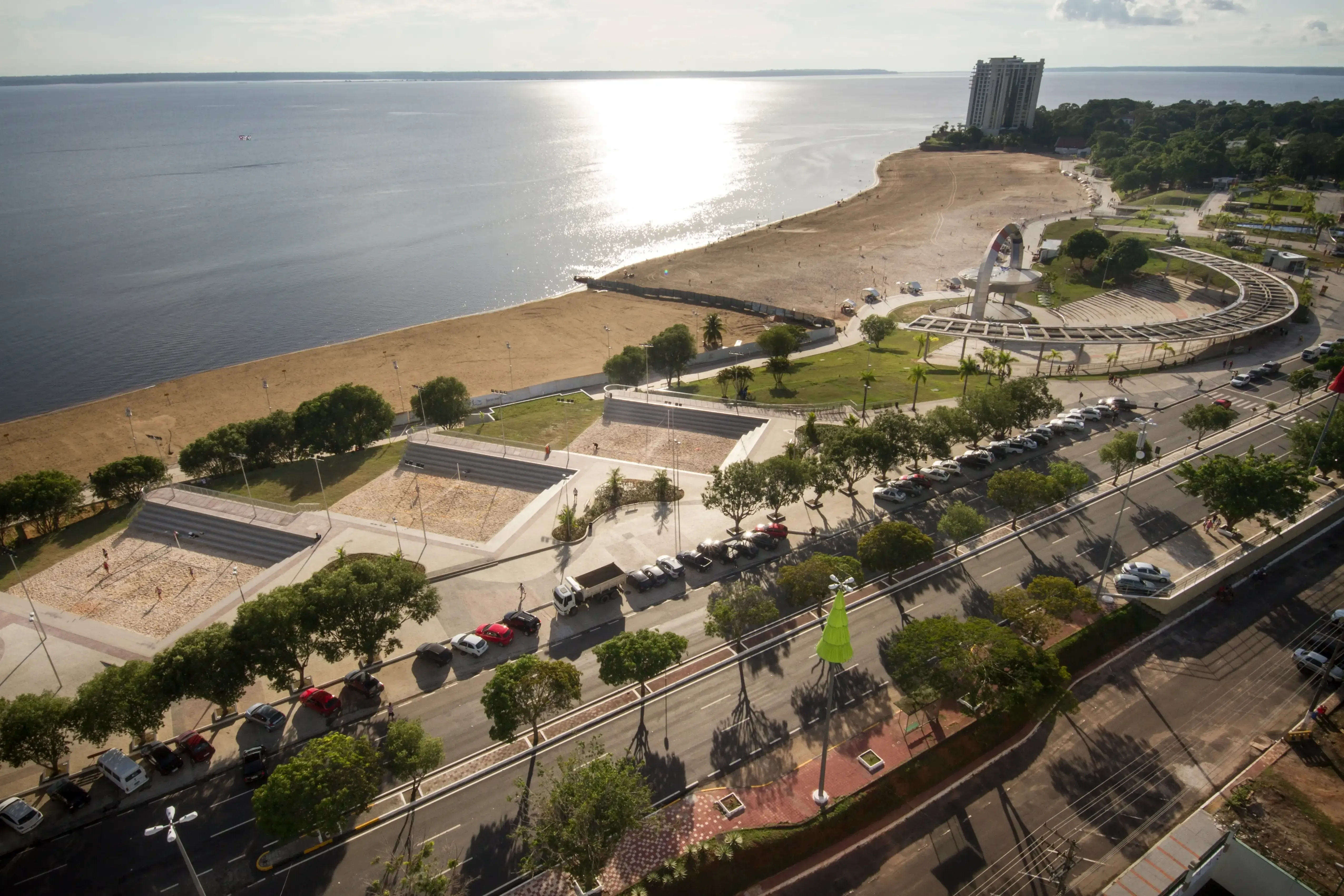 Pessoa em camelo no deserto