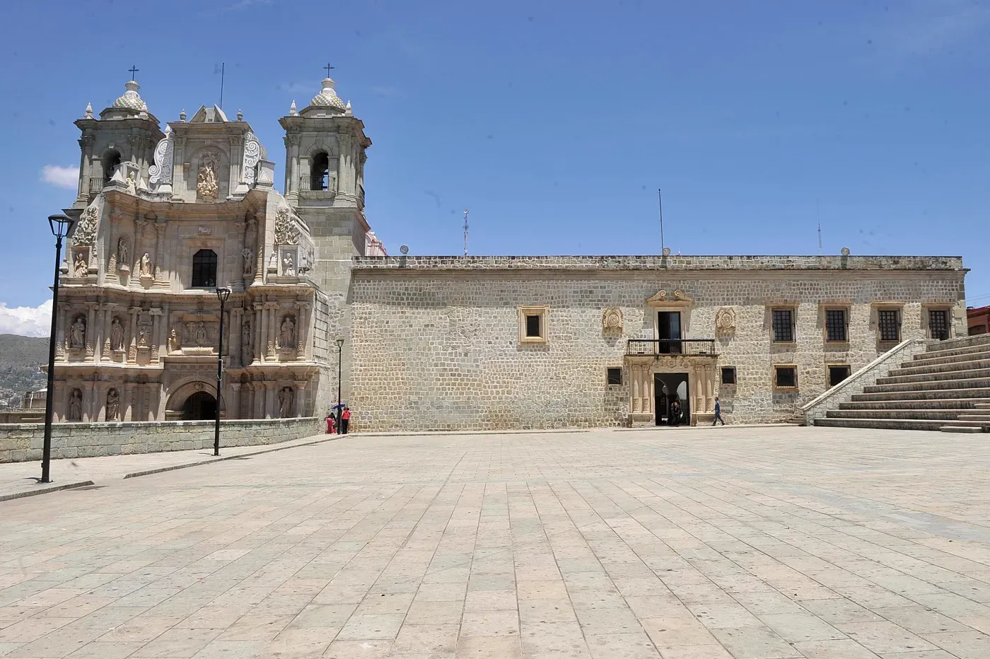 Pessoa em camelo no deserto