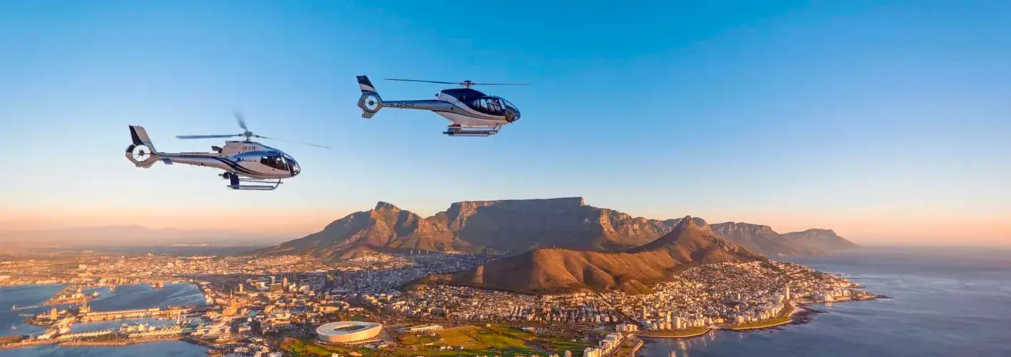 Pessoa em camelo no deserto