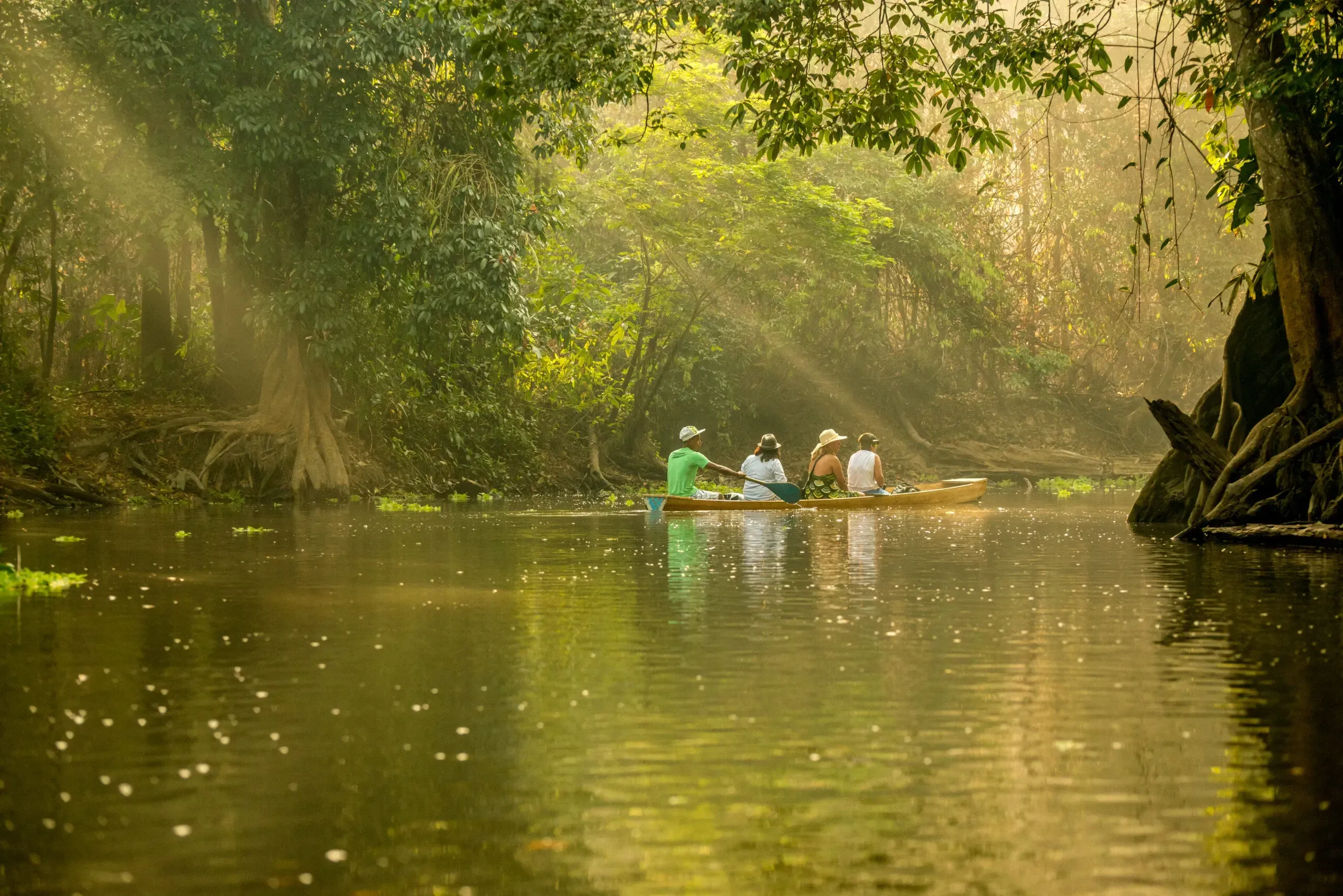 Pessoa em camelo no deserto