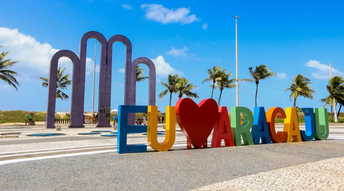 Pessoa em camelo no deserto