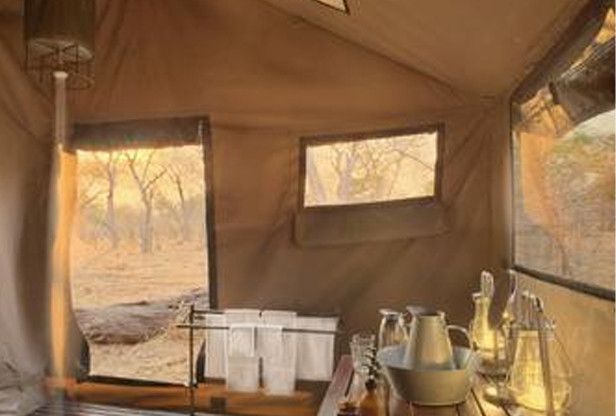 Pessoa em camelo no deserto