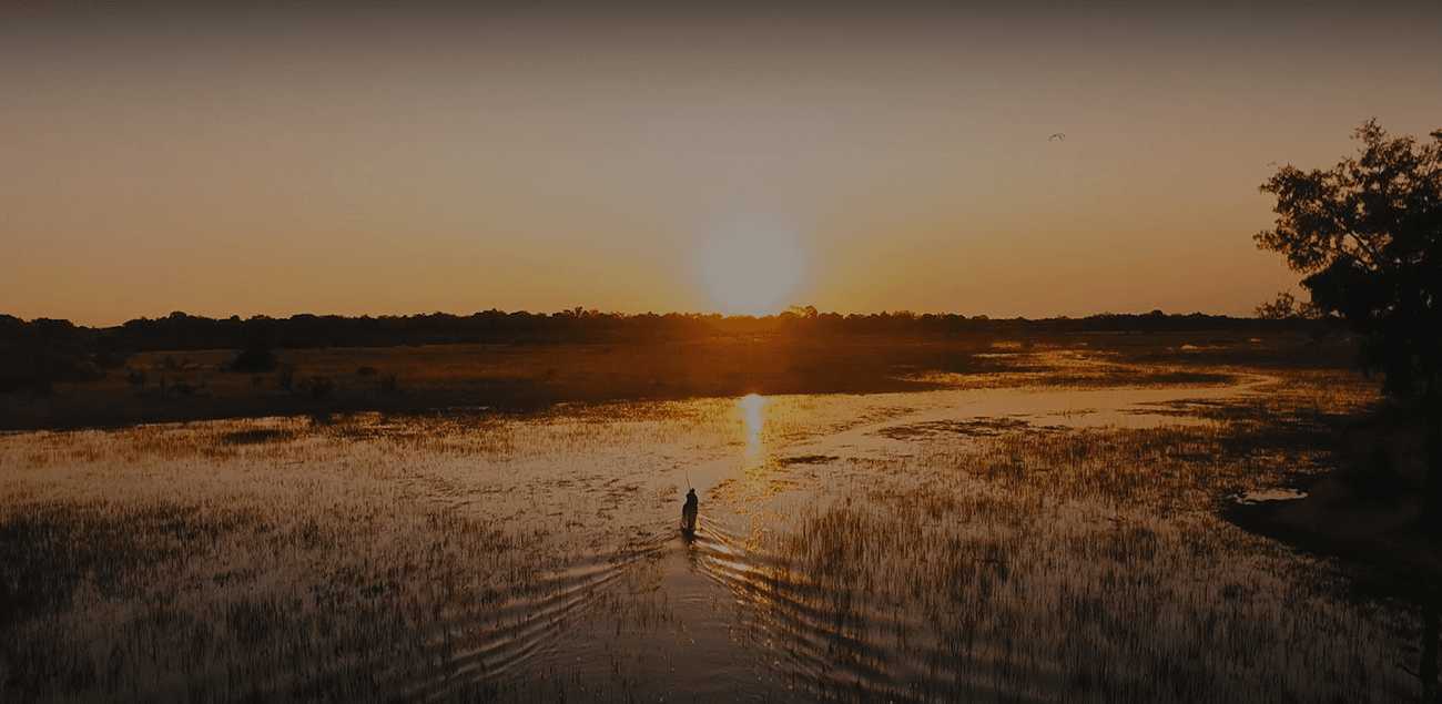 Pessoa em camelo no deserto