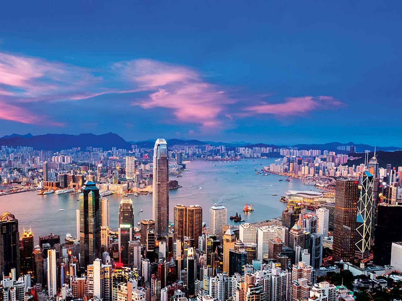 Pessoa em camelo no deserto