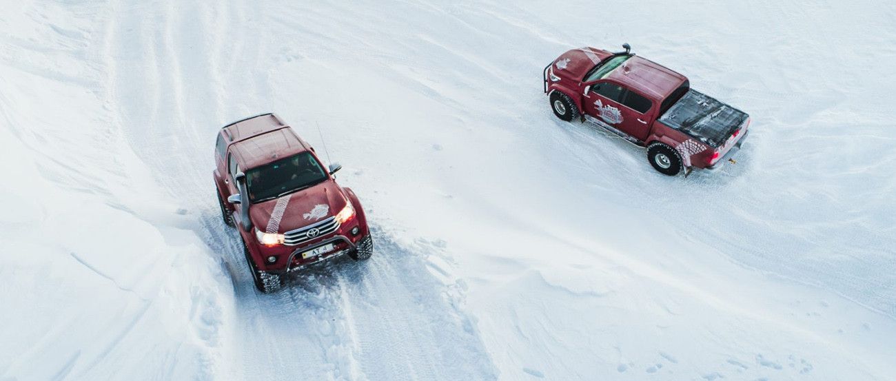 Pessoa em camelo no deserto