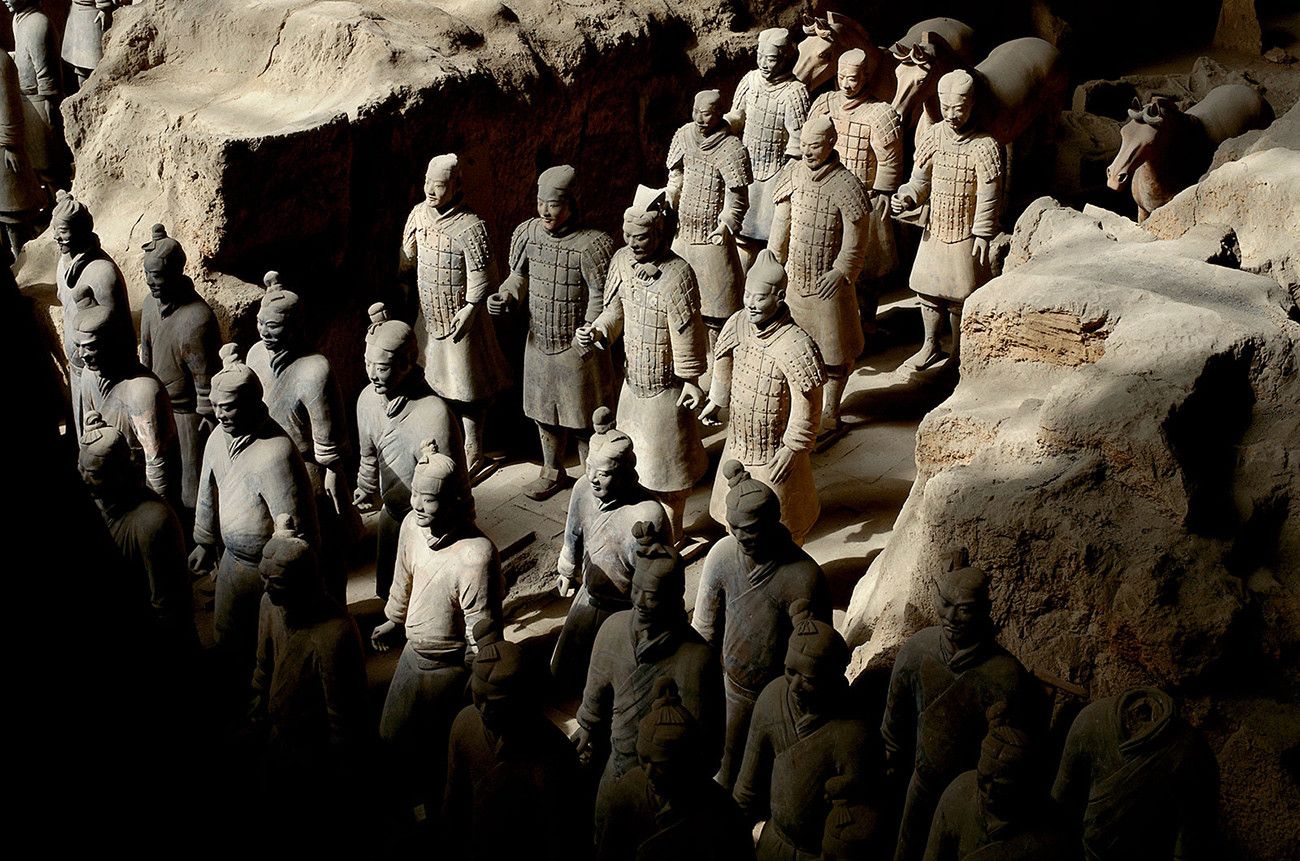 Pessoa em camelo no deserto