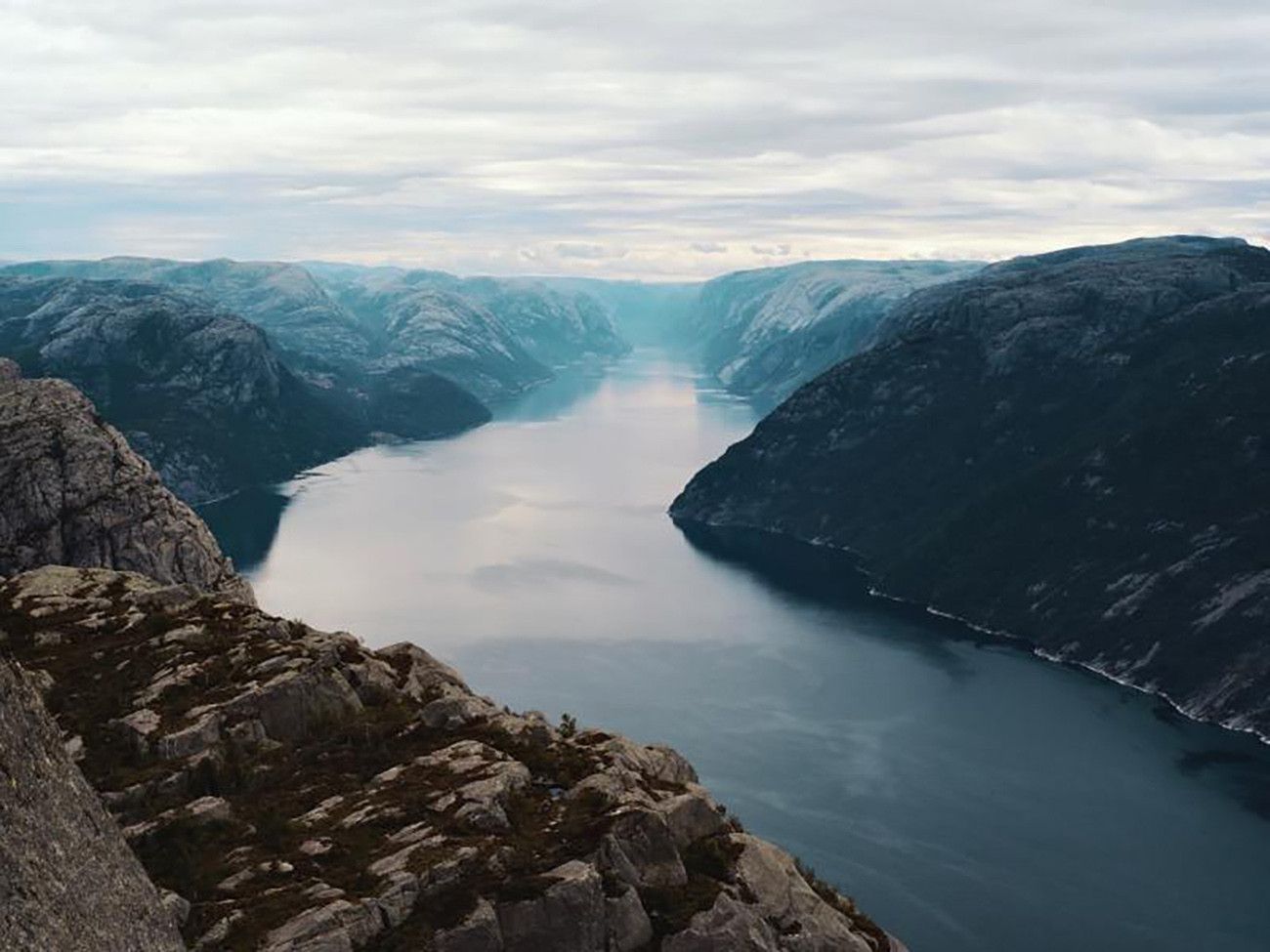 Pessoa em camelo no deserto
