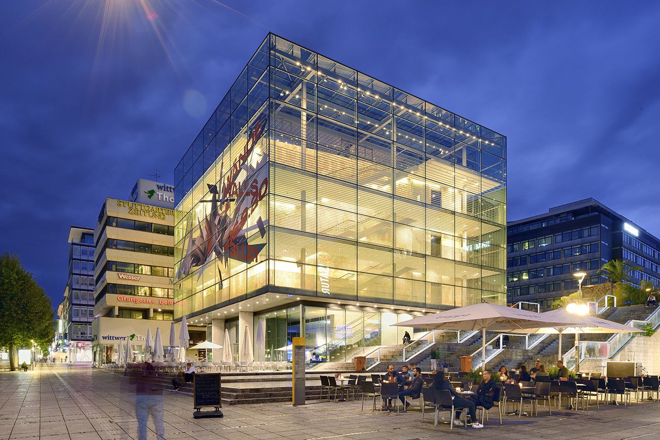 Pessoa em camelo no deserto