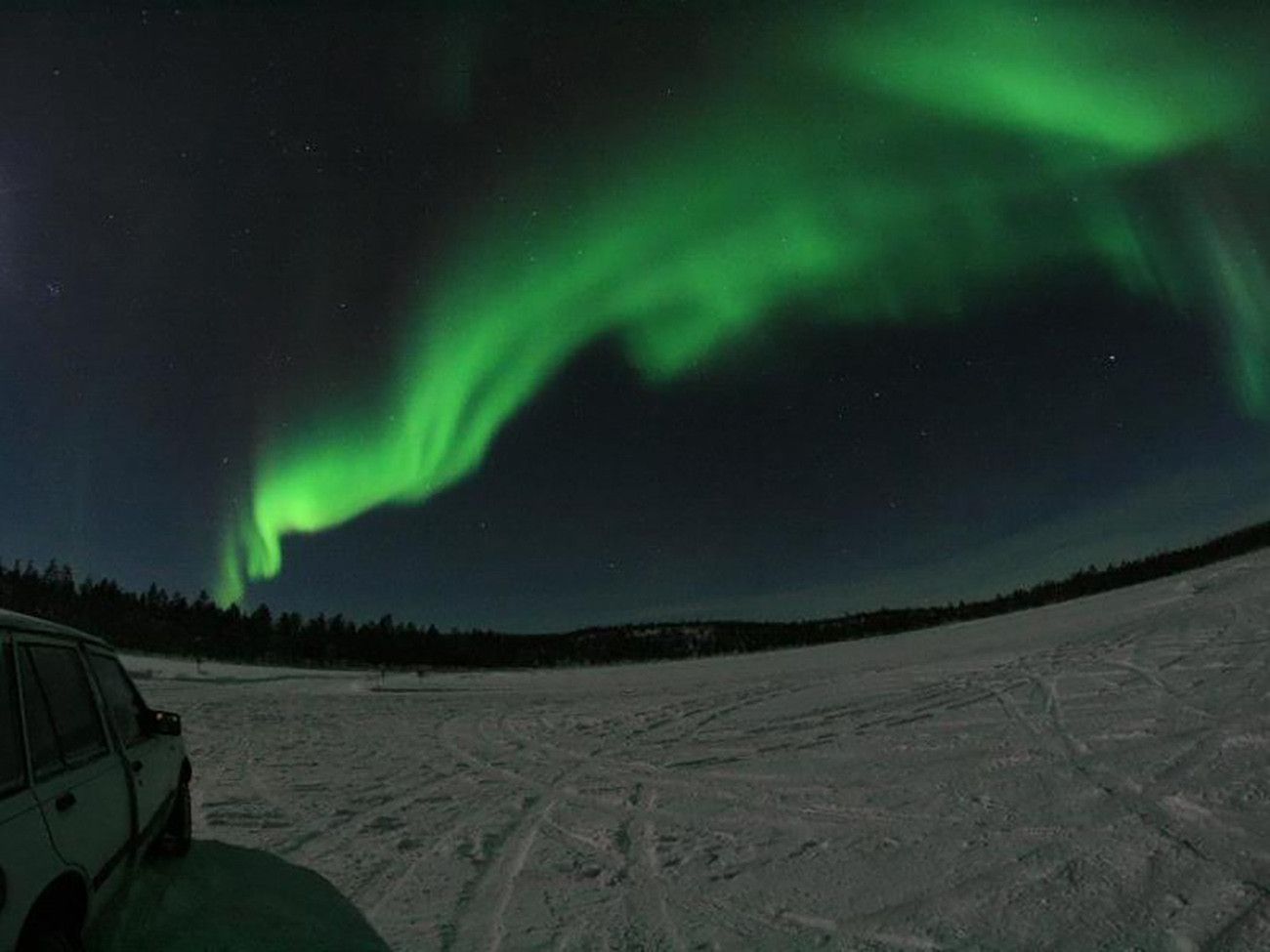 Pessoa em camelo no deserto