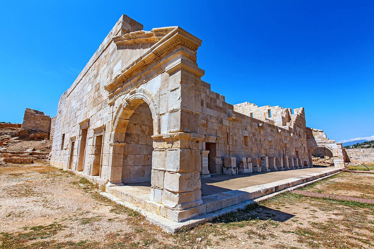 Pessoa em camelo no deserto