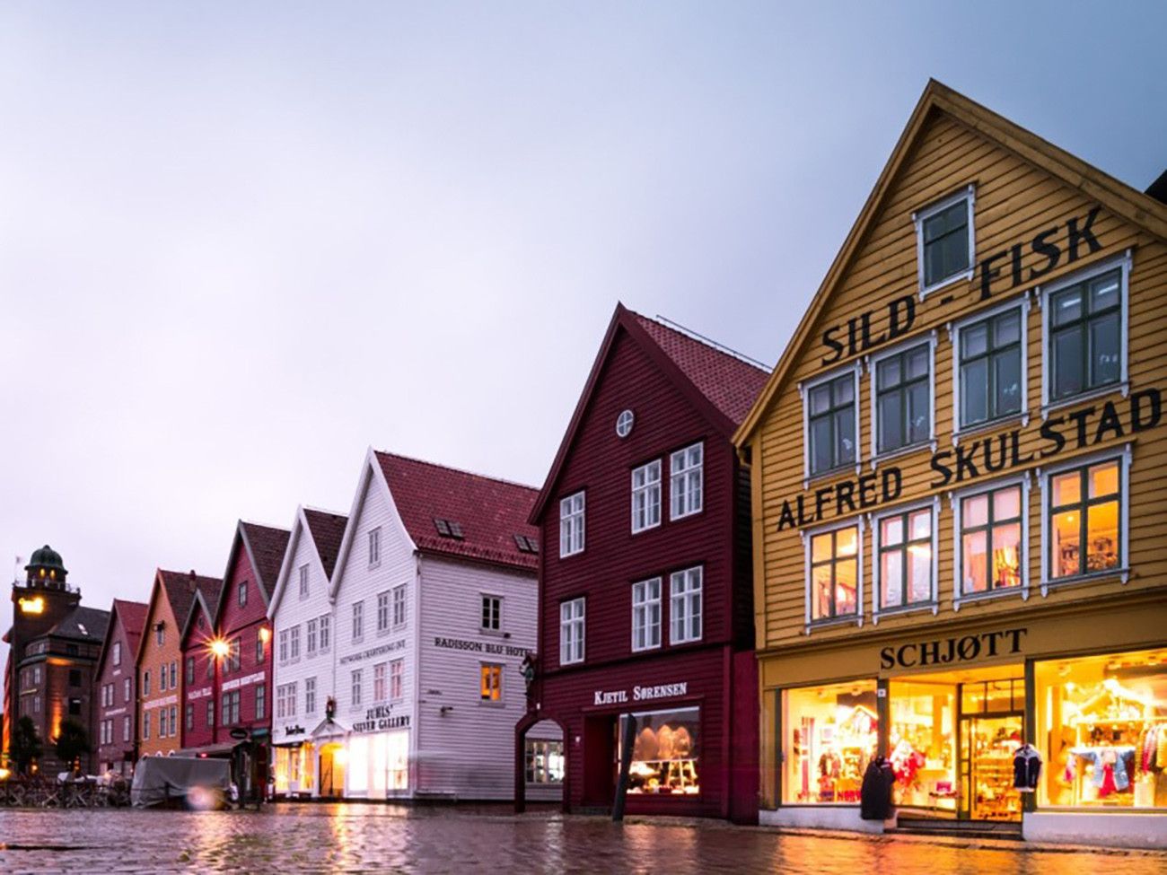 Pessoa em camelo no deserto