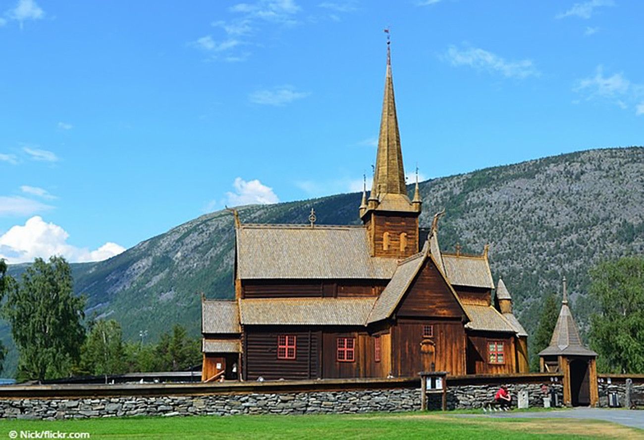 Pessoa em camelo no deserto
