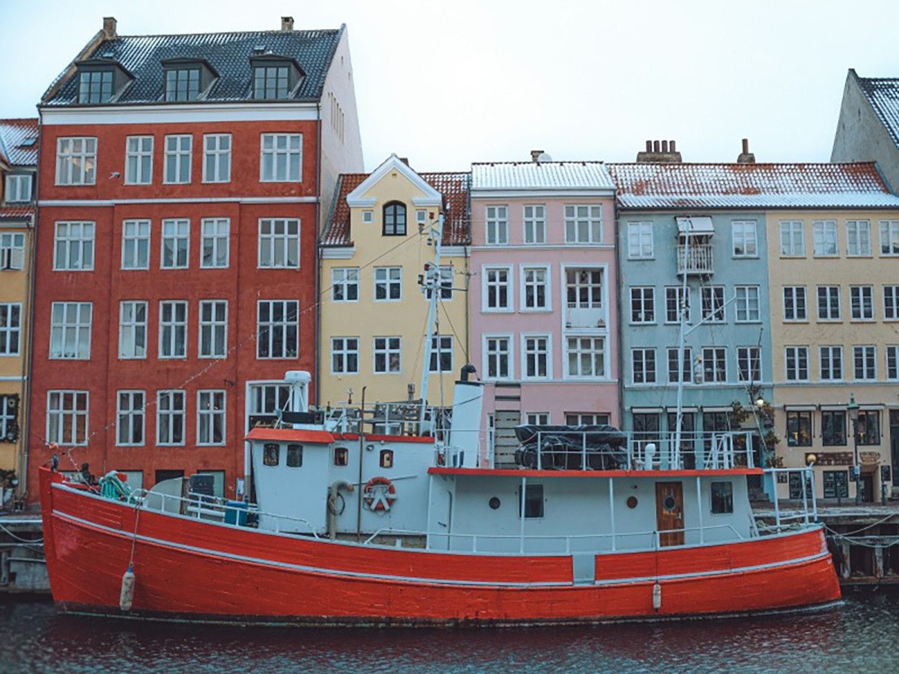 Pessoa em camelo no deserto