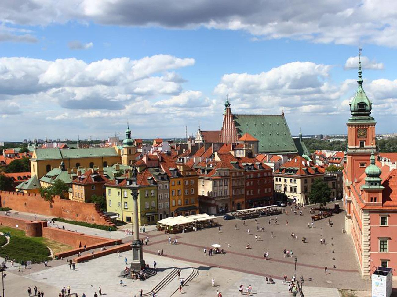 Pessoa em camelo no deserto