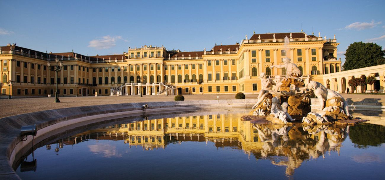 Pessoa em camelo no deserto