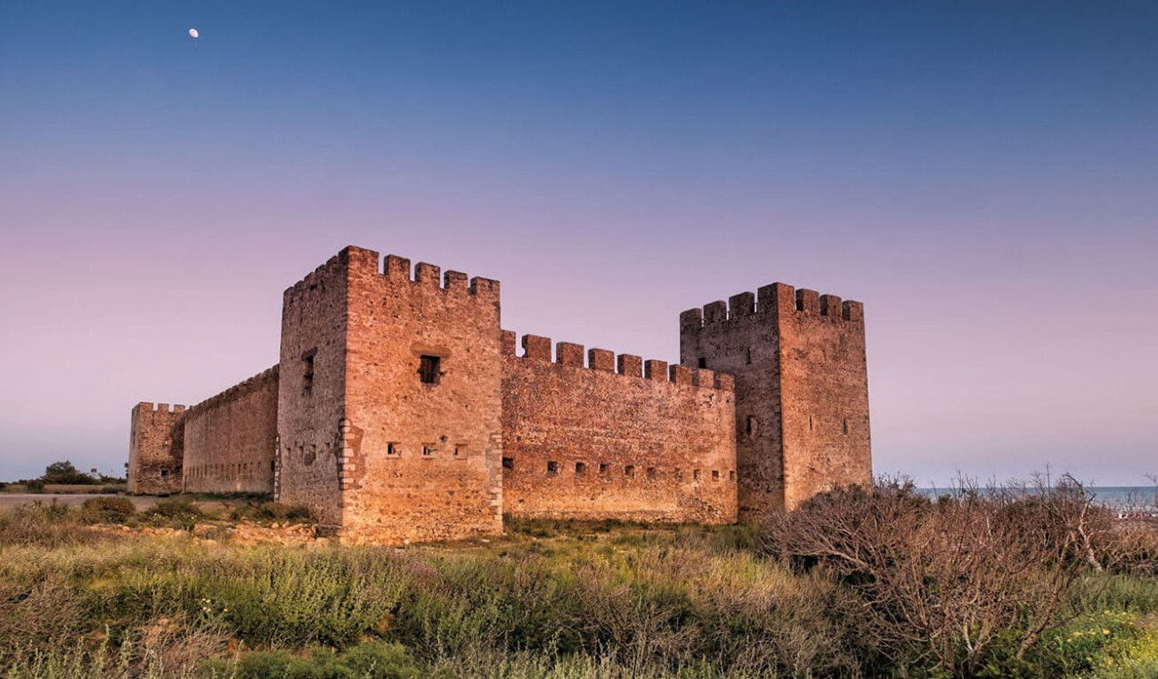 Pessoa em camelo no deserto