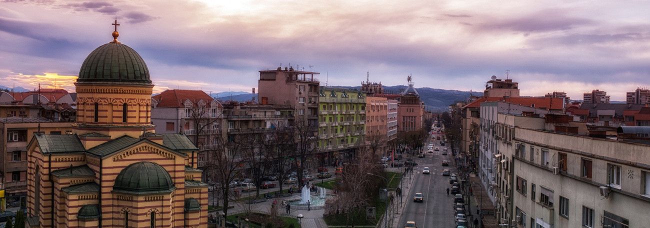 Pessoa em camelo no deserto