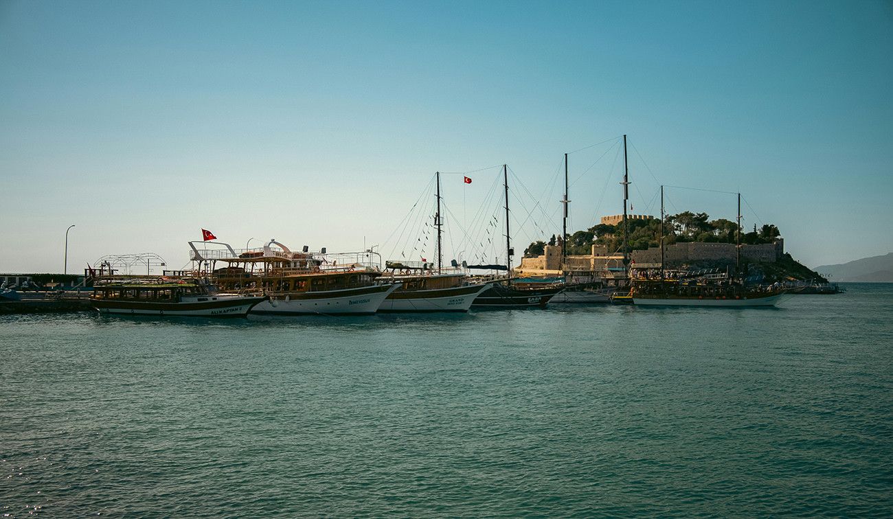 Pessoa em camelo no deserto