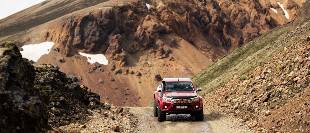 Pessoa em camelo no deserto