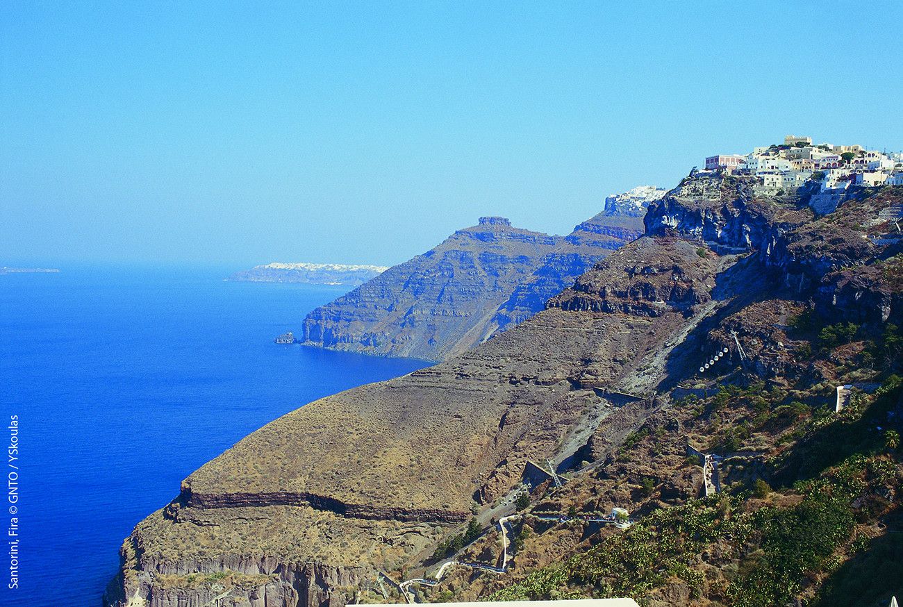 Pessoa em camelo no deserto