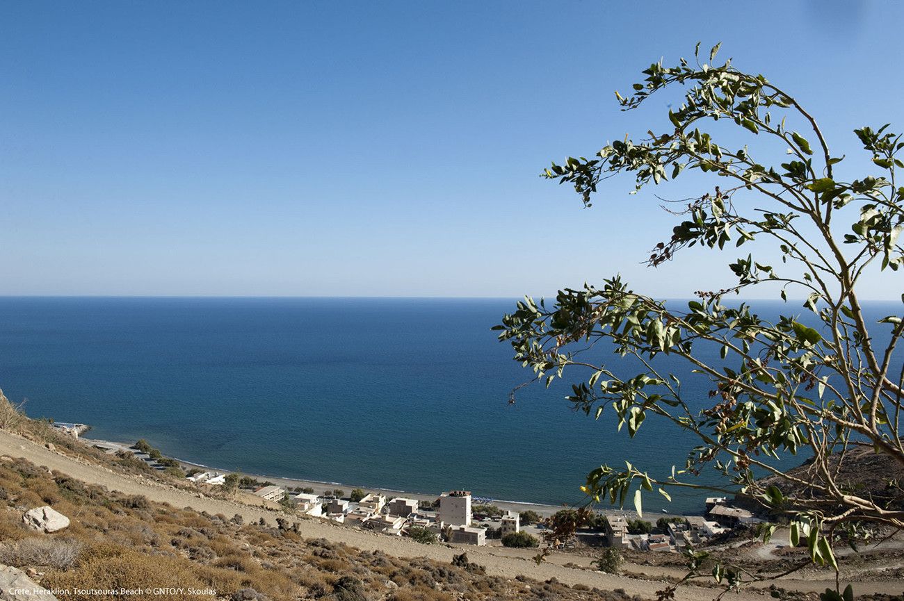 Pessoa em camelo no deserto